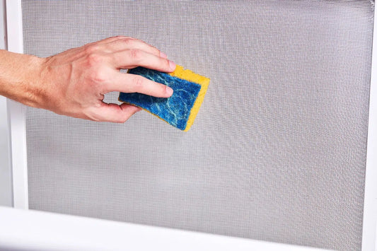 Comment entretenir et nettoyer vos moustiquaires pour assurer leur efficacité maximale