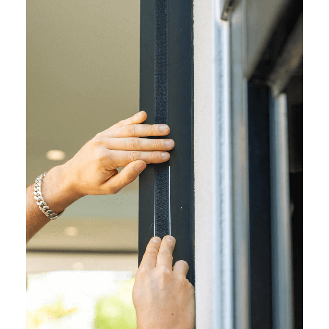 Moustiquaire magnétique pour porte, installée dans un cadre en bois, offrant une protection contre les insectes.