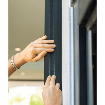 Moustiquaire magnétique pour porte, installée dans un cadre en bois, offrant une protection contre les insectes.