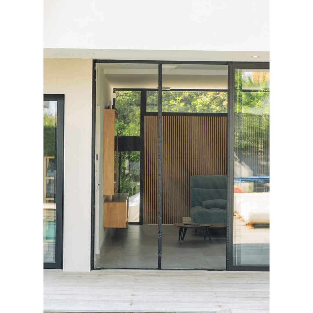 Moustiquaire magnétique pour porte de Ma boutique, montrant un design pratique et opaque pour une protection contre les insectes.