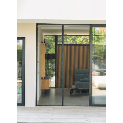 Moustiquaire magnétique pour porte de Ma boutique, montrant un design pratique et opaque pour une protection contre les insectes.