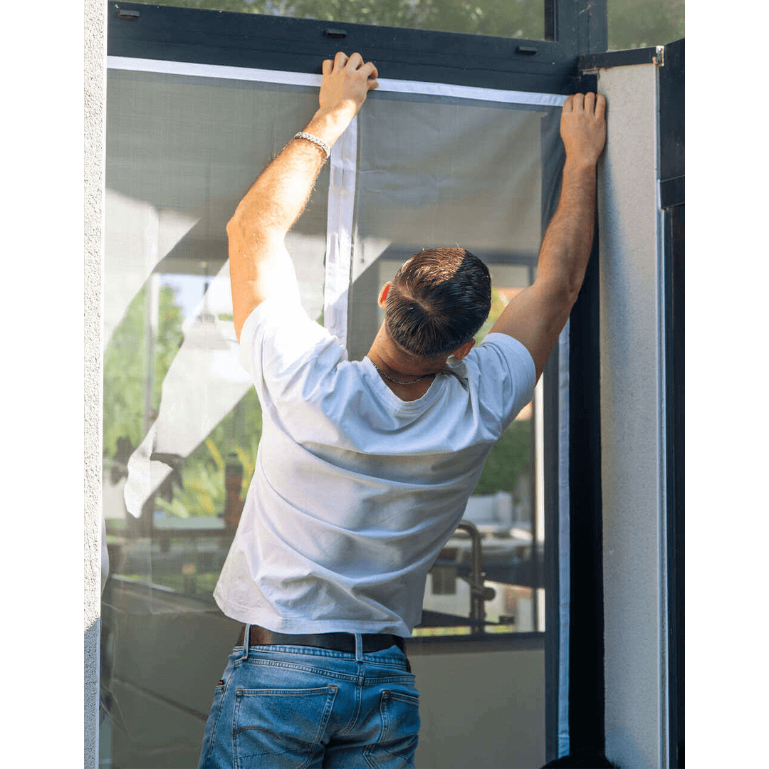 Moustiquaire magnétique pour porte de Ma boutique, montrant une installation facile et un design pratique en tissu.