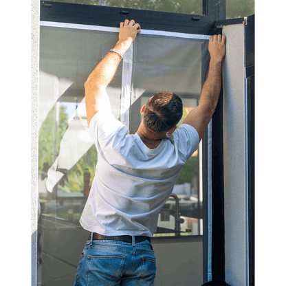 Moustiquaire magnétique pour porte de Ma boutique, montrant une installation facile et un design pratique en tissu.