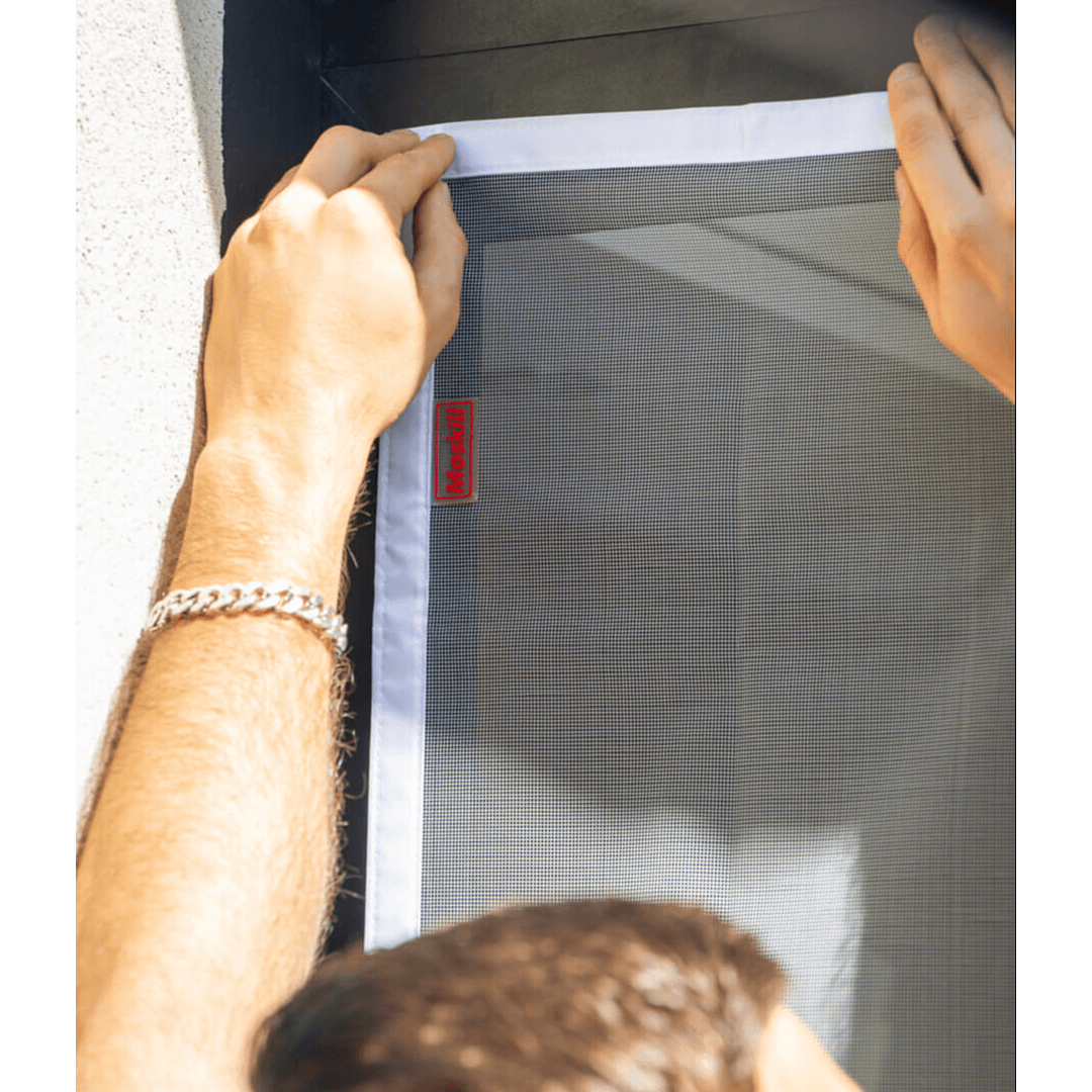 Moustiquaire magnétique pour porte de Ma Boutique, installée sur une entrée, avec mailles fines pour une protection efficace.