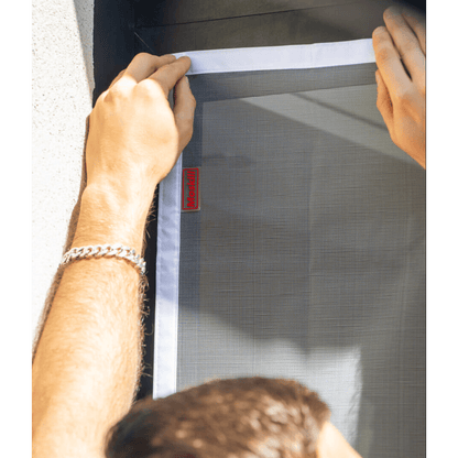 Moustiquaire magnétique pour porte de Ma Boutique, installée sur une entrée, avec mailles fines pour une protection efficace.