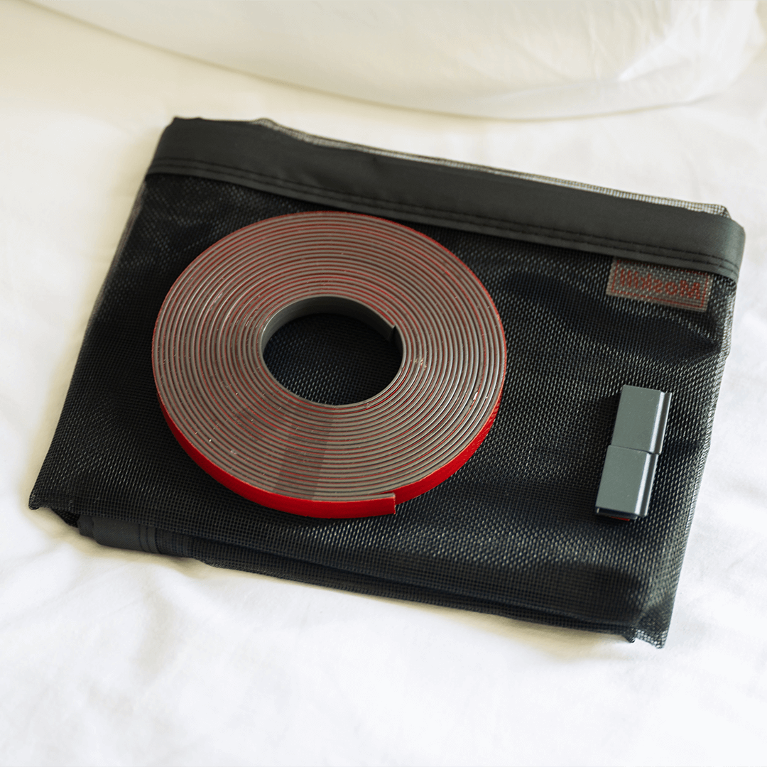 Mosquitera magnética para ventana MOSKILL, mostrando malla negra y marco ajustable para fácil instalación.