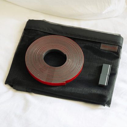 Mosquitera magnética para ventana MOSKILL, mostrando malla negra y marco ajustable para fácil instalación.