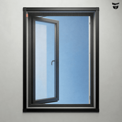 Moustiquaire magnétique FENÊTRE de MOSKILL installée sur une fenêtre noire, offrant une protection efficace contre les insectes.