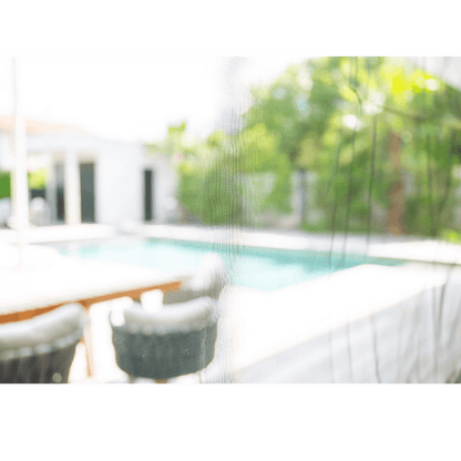 MOUSTIQUAIRE magnétique GRANDE TAILLE de MOSKILL, installée sur une porte, bloquant les insectes tout en laissant passer la lumière.