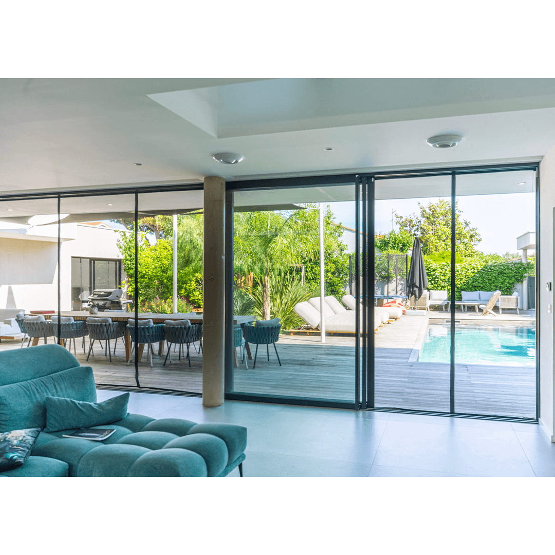 Moskili grande taille moustiquaire magnétique installée sur une porte, bloquant les insectes tout en laissant passer l'air.