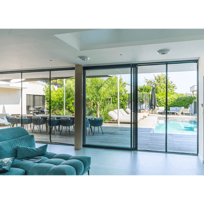 Moskili grande taille moustiquaire magnétique installée sur une porte, bloquant les insectes tout en laissant passer l'air.