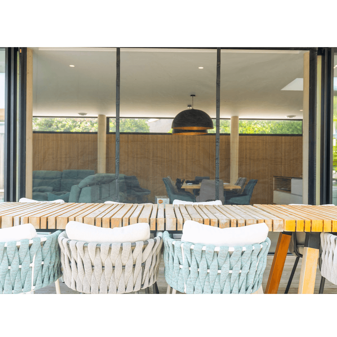 Moskill grande taille moustiquaire magnétique installée sur une porte, empêchant l'entrée des insectes.