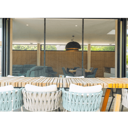 Moskill grande taille moustiquaire magnétique installée sur une porte, empêchant l'entrée des insectes.