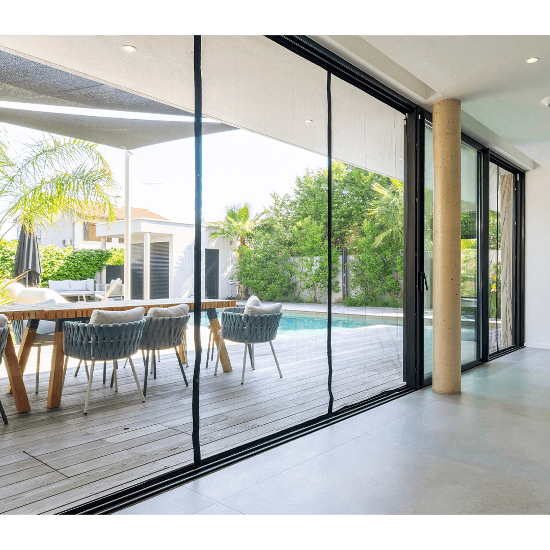 Moskill grande taille moustiquaire magnétique installée sur une porte, bloquant les insectes tout en laissant passer la lumière.