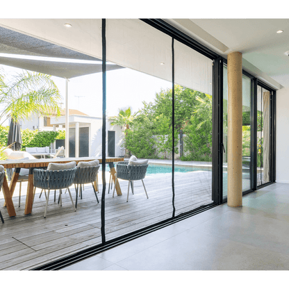 Moskill grande taille moustiquaire magnétique installée sur une porte, bloquant les insectes tout en laissant passer la lumière.